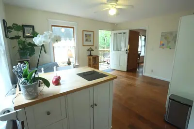 Image de Sun-filled, private apartment, with your own petite deck. Pet friendly.