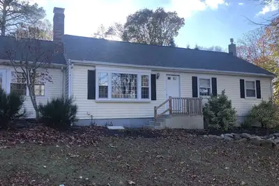 Image de Spacious 3 Bed/2. 5 Bath with Full Walk Out Basement close to Mayflower Beach