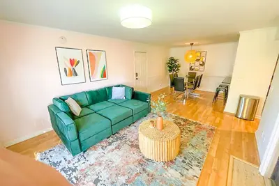 Image de Spacious 2bd/2bath with optional private parking / sleeps 8