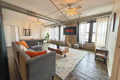 Image de Huge 5br with Optional Parking/Pool table/sleeps 10