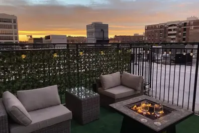 Image de McCormick Place patio skyline 3b/2b with optional parking for up to 8 people