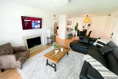 Image de Spacious King and Queen 2bed/2bath with opt. private parking for up to 8 guests