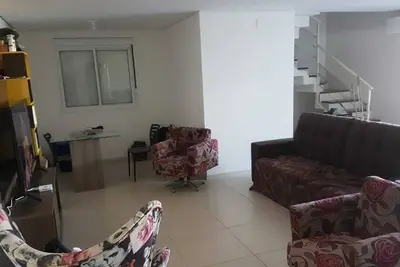 Image de Comfortable, spacious duplex complete with garage