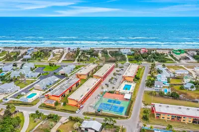 Image de Condo across the street from the beach with pool, tennis, &. washer/dryer