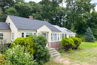 Image de Inviting oceanfront cottage with fireplace, beach access, kayaks, & W/D