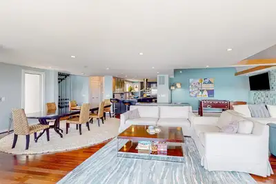 Image de Riverfront home with private dock, foosball table, fireplace, river views