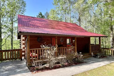 Image de Cozy cabin 2 miles from Parkway! Secluded_Screen Porch_Wifi_Pool_Dog Friendly