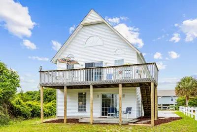 Image de 3-story home near the beach with deck, patio, grill, streaming, washer/dryer
