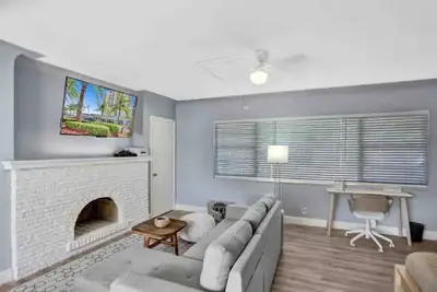 Image de Cozy unit across the street from beach