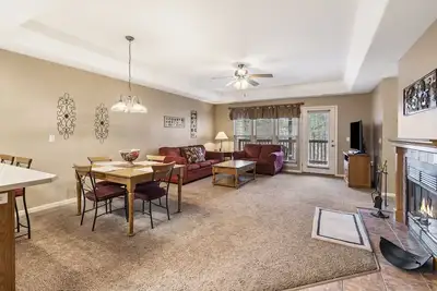 Image de Relaxing Condo + Connecting Suite with Fireplace in the Great Room