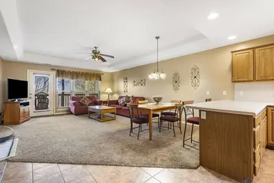 Image de Unique, Connecting Condo & Suite in StoneBridge Village