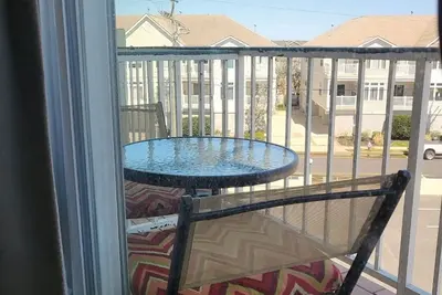 Image de Remodeled Wildwood Beach shore paradise 2 bdrm 2 full bath modern. 2 balconies