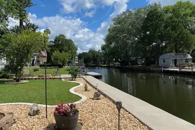 Image de Waterfront Paradise w dock, large patio, lanai, pool, hot tub! Bring your boat!