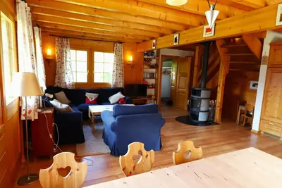 Image de Charmant chalet pour 8 personnes avec une grande terrasse et un balcon avec meubles de jardin. Intéri