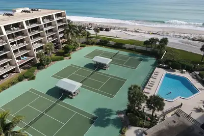Image de Beautiful newly renovated condo right on the ocean!