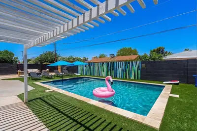 Image de Sleeps 11-5 min to Old Town-Fire Pit, Pool, Bbq, King Bed