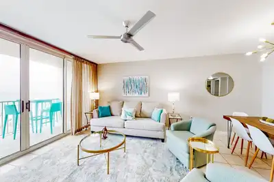 Image de Beachfront condo with pool, hot tub, gym access, balcony, W/D & Ac