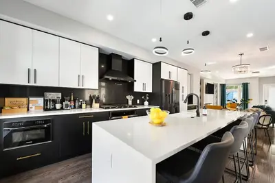Image de ★ HostWise Stays ★ Huge 4br, 4. 5ba, rooftop deck, 5 balconies, garage parking, fire pit, & more!