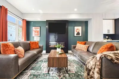 Image de ★ HostWise Stays ★ Rooftop Deck Sunsets, Fire Pit Nights, Walk to Fun