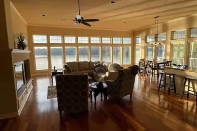 Image de Breathtaking Lake Front Home