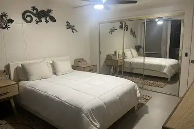 Image de Great location in Waikiki. Newly renovated 2 bedroom unit on the Penthouse floor