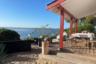 Image de Villa en première ligne avec vue et accès direct au bassin