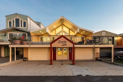 Image de Lakeview Gem: 3br, 2. 5ba Home. Private Pool, Marina and Lakefront Views - Perfect for Families