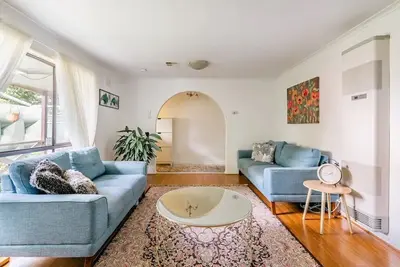 Image de Charming house, Walk to Station and Shopping Centre - Central to Everything!