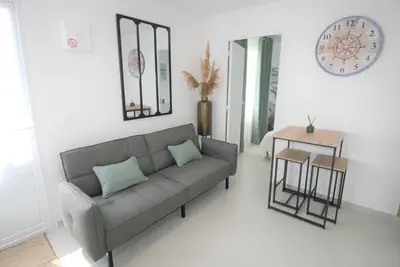 Maisonnette rénovée 2/3 pers, déco soignée, 750m plage, jardin commun, emplacement voiture