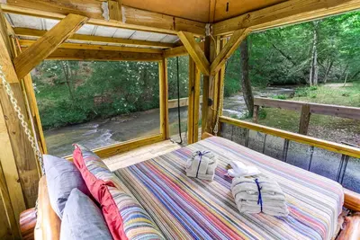 Image de Wolf Creek Haven - Rustic Outdoor Kitchen, Swinging Porch Bed on Rushing Creek