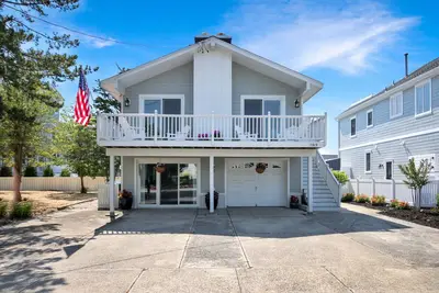 Image de Mid-island, beautifully updated 5 bedroom home for your next vacation