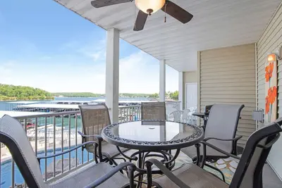 Image de Experience Lakeside Living at Its Finest: Stunning Views and Prime Location!