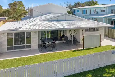 Image de Spindrift - 1/10 Spectrum Street - Rainbow Beach. All beds made. Wifi. Pets welcome.