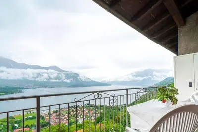 Image de A Balcony on the Lake