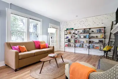 Image de 1 king bed, sleeps 6, pet friendly 1 Bed/1 Bath duplex in central Sa