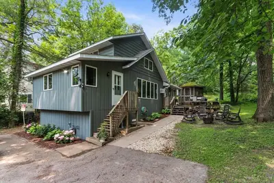 Image de Enchanting Lake Woods Retreat |Near Water Access |Fire Pit |Deck |Screened-in Gazebo |Tranquil Stay
