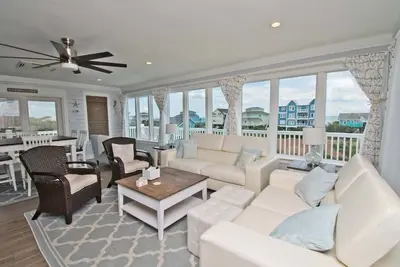 Image de Emerald Isle Lookout, Oceanview House in Emerald Isle, Nc!