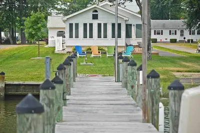Image de A waterfront gem with dock, kayaks great water views. Sleeps up to 12.
