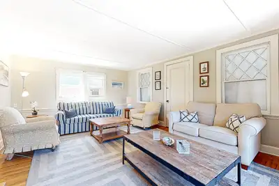 Image de Beach-view home with beach access, deck, grill, 2 kayaks, & Ac