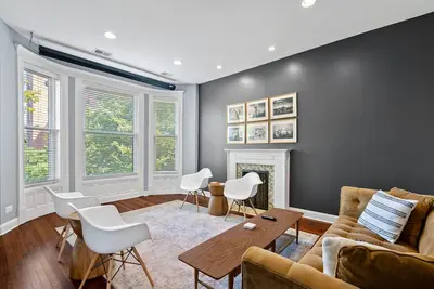 Image de Lincoln Park/depaul 8 Bed 1 Parking Spot Sleeps 18 by AllSet Turnover