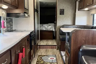 Enjoy a Taste of Ultimate Freedom in this Clean, Comfy, Cozy 31’ Rv!