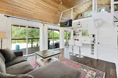 Image de Elegant Country Cabin in Canyon Lake! Only 5 minutes from the lake and river!