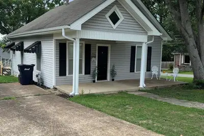 Image de Remodeled cozy cottage in historic Batesville\n\nsleeps 4 - 2 bedrooms 2 bathrooms
