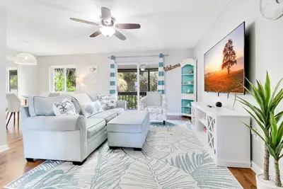 Resort-Style 1br Condo – Pools, Balcony & Wi-Fi