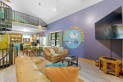 Image de Hot Tub~7 Miles to Airport~Ev Charger~Sleeps 20