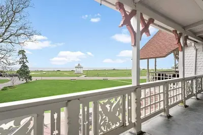 Image de Heart of Oak Bluffs, No Car Needed! Ocean Views, Walk to Everywhere!