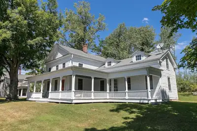 Image de 1847 New Marlborough Farmhouse. a 4-Br home right in our quiet village.