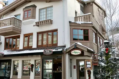 Image de 1br Bridge Street condo in the heart of Vail Village - next to gondola & shops!