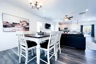 Image de Heart of Downtown- pet-friendly Ilm retreat!