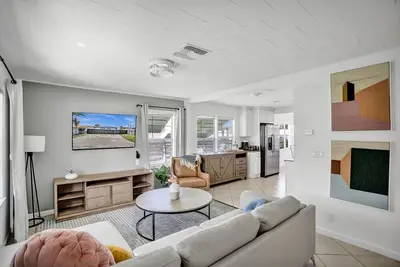 Image de Renovated House with Yard - Palm Wave Says